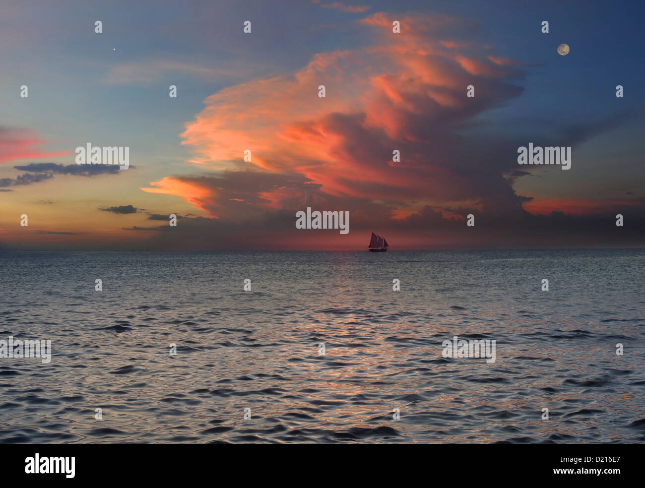 Vue sur l'horizon sur sloop au coucher du soleil, Boracay, Philippines, Asie Banque D'Images