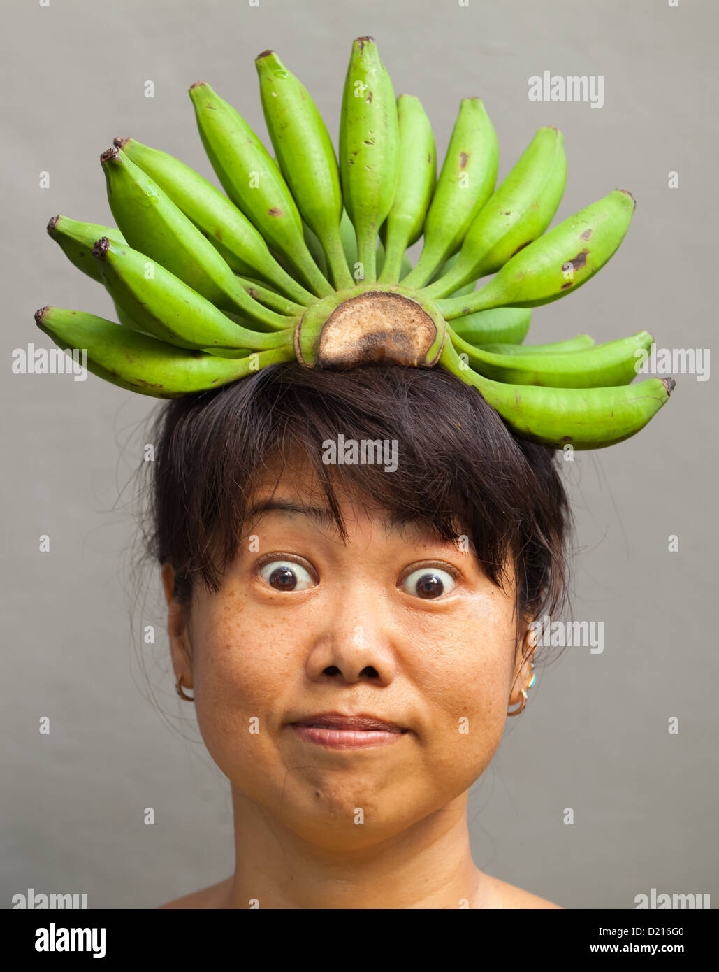 Heureux et en santé femme avec couronne de bananes sur la tête Photo Stock  - Alamy