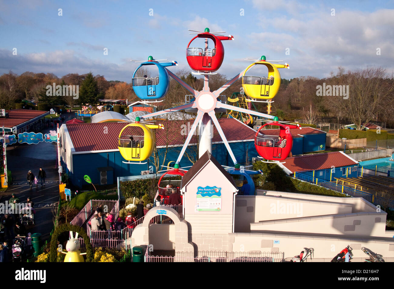 Vol en hélicoptère du lapin Miss Ride Peppa Pig world, Paultons Park, Southampton, Angleterre, Royaume-Uni. Banque D'Images