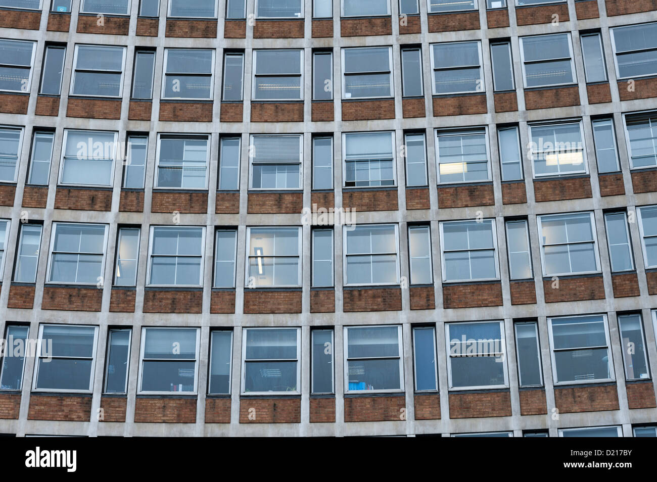 Une masse de fenêtres dans un immeuble de bureaux dans la région de Albert Embankment London UK. Banque D'Images