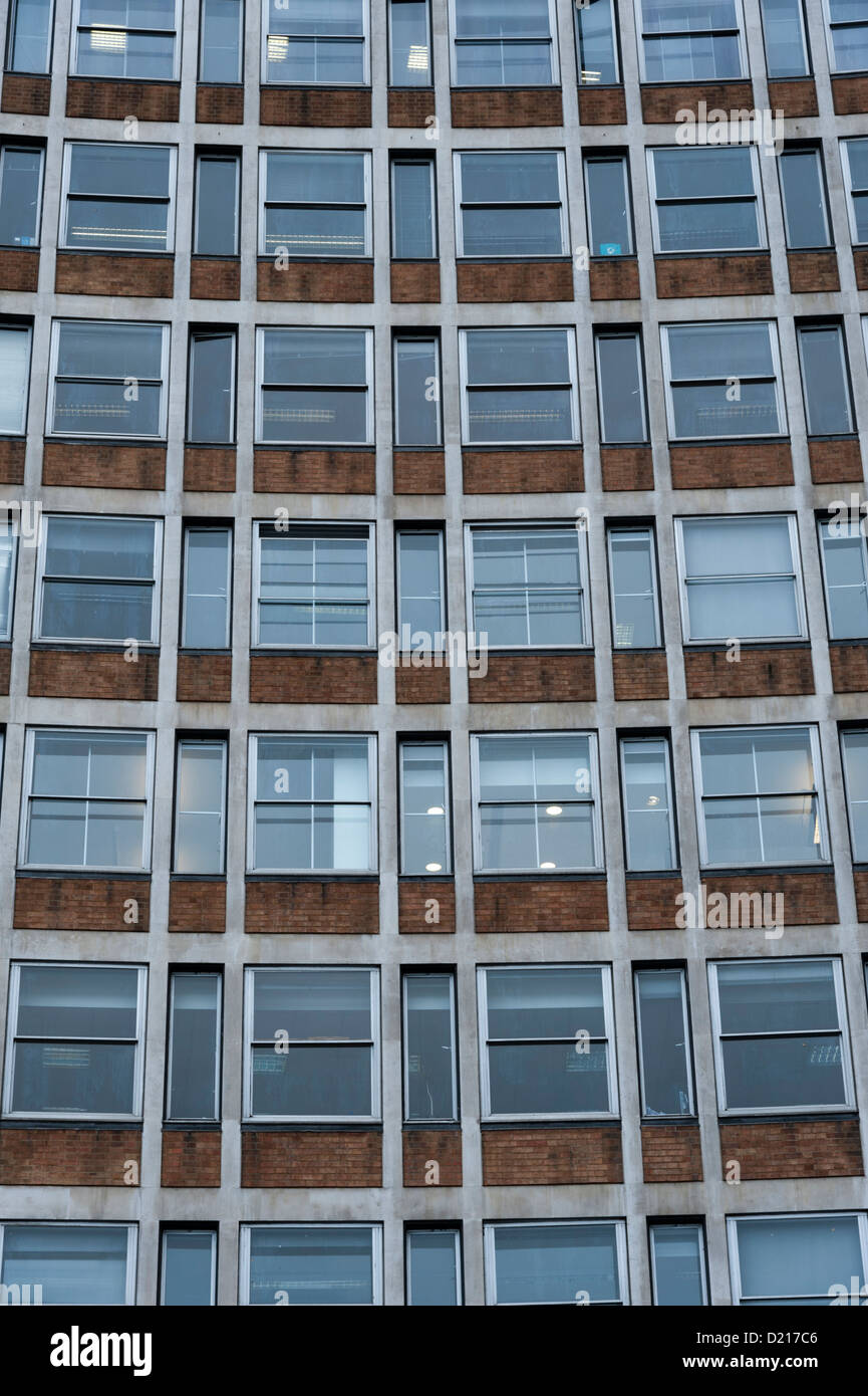 Une masse de fenêtres dans un immeuble de bureaux dans la région de Albert Embankment London UK. Banque D'Images