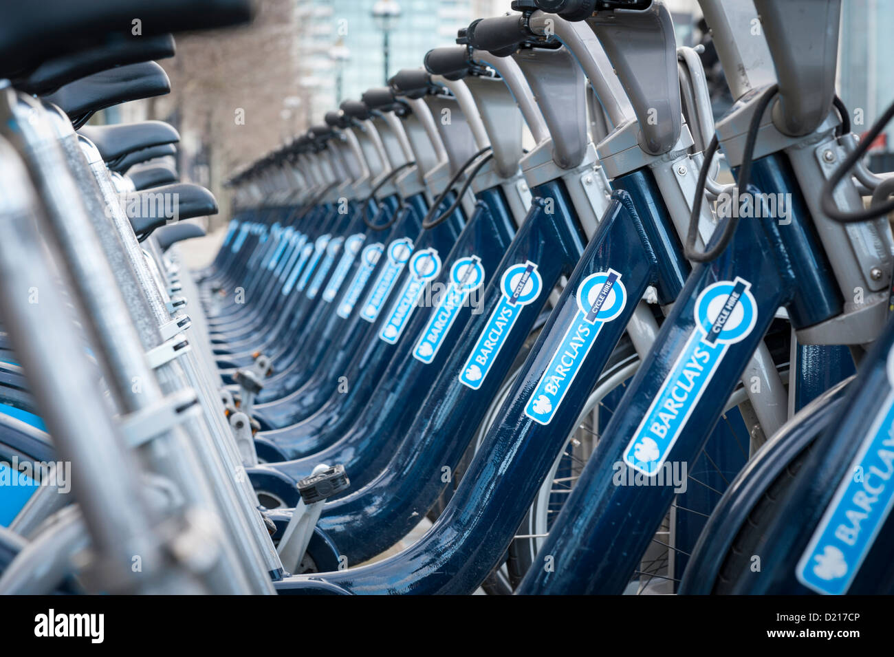 Boris ou Barclays de louer des vélos dans un rack sur le chemin de la Tamise à Londres UK avec perspective comprimé Banque D'Images