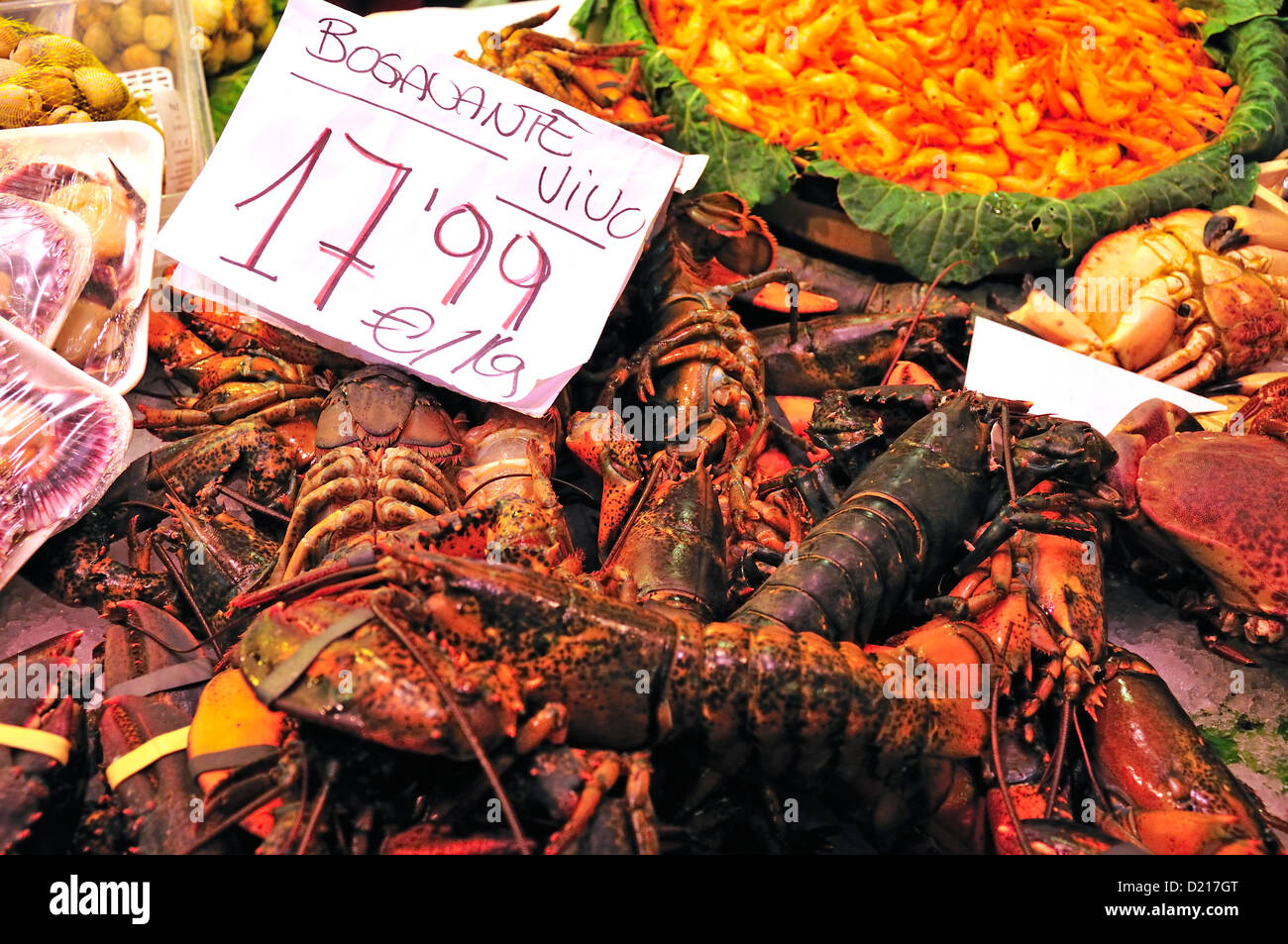Barcelone, Espagne. Marché de la Boqueria (c1840) - blocage de fruits de mer homards vivants Banque D'Images