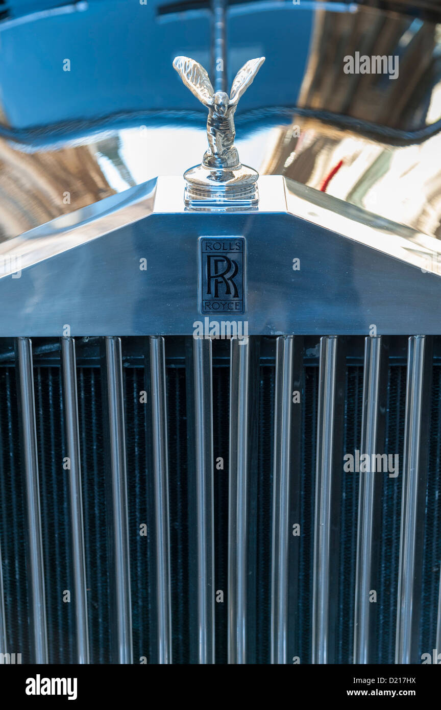 Close up d'un vieux radiateur de voiture Rolls Royce et badge ange volant Banque D'Images