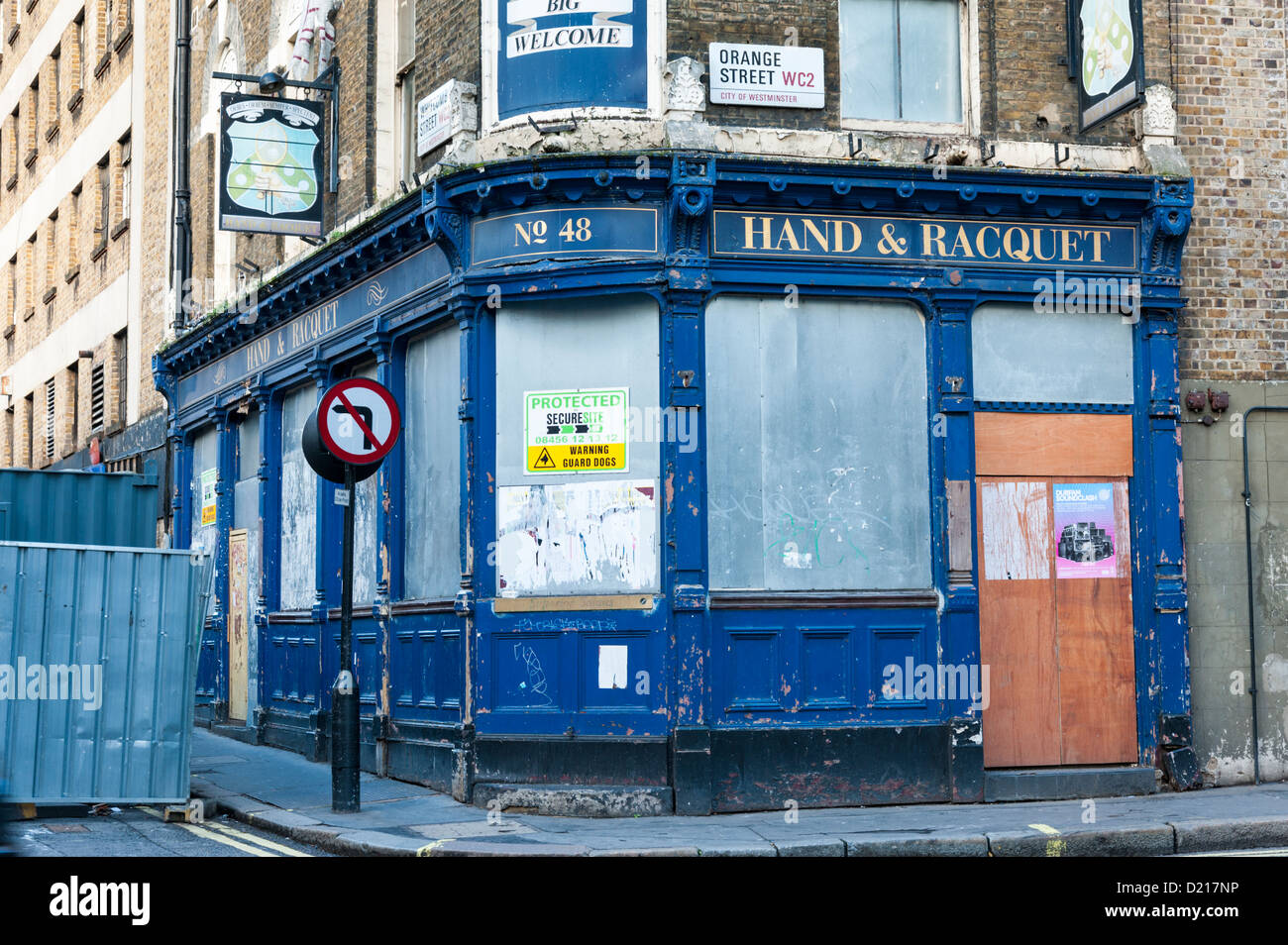La raquette et la main désaffectées bâtiment pub Orange Street et Wardour Street London UK Banque D'Images