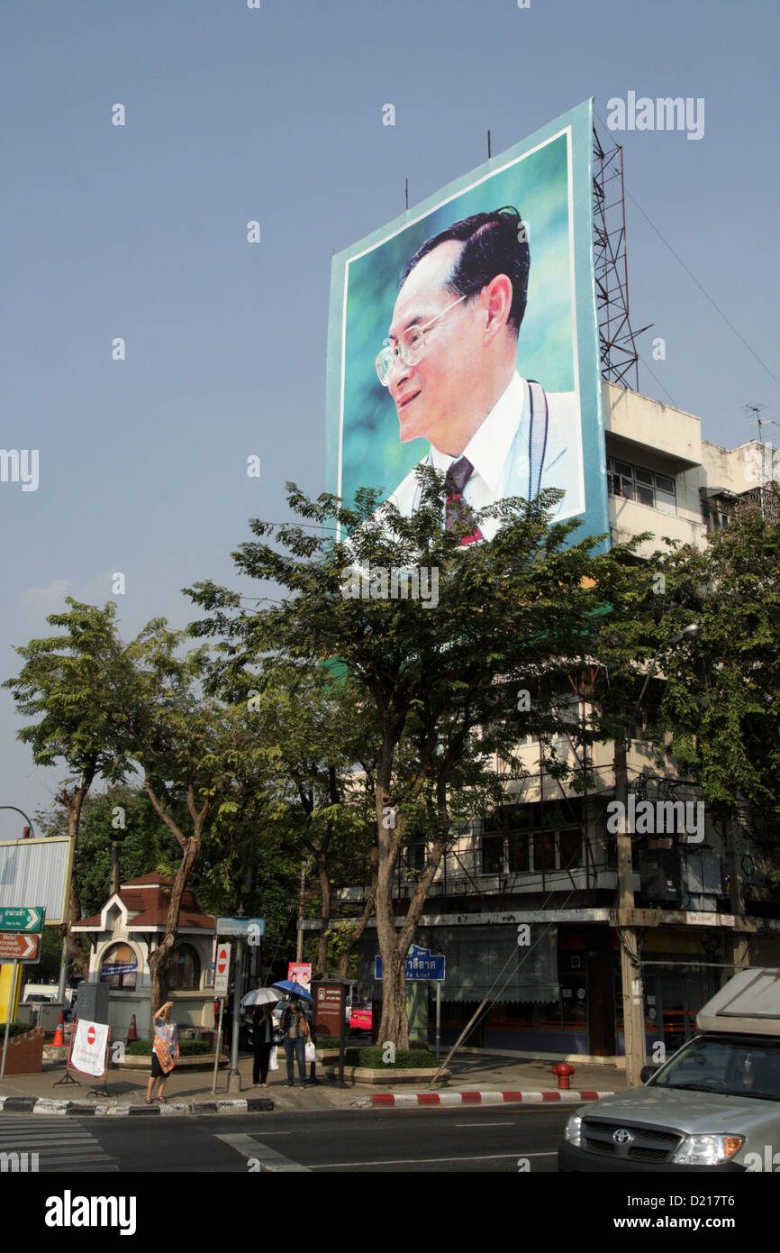 Portrait du roi Bhumibol Adulyadej de Thaïlande à Bangkok , Thaïlande Banque D'Images