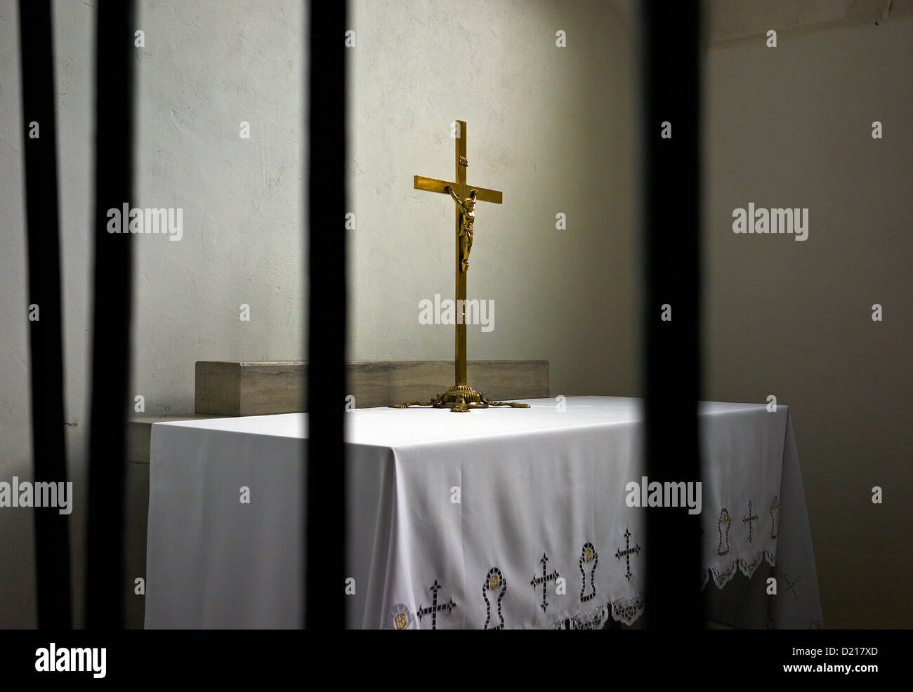 Wroclaw, Pologne, golden crucifix dans une chapelle latérale fermée, de l'Église d'Elizabeth Banque D'Images
