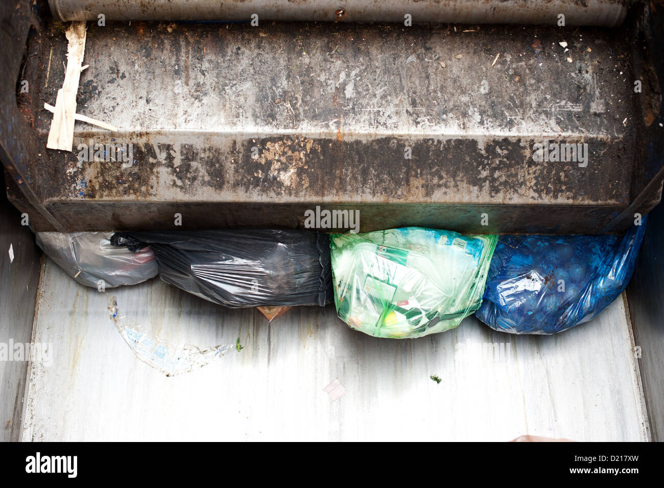 Camion à ordures à Londres qui a recueilli de la foutaise et comp[ressed il. Il est tenu à la station landfil site. Banque D'Images