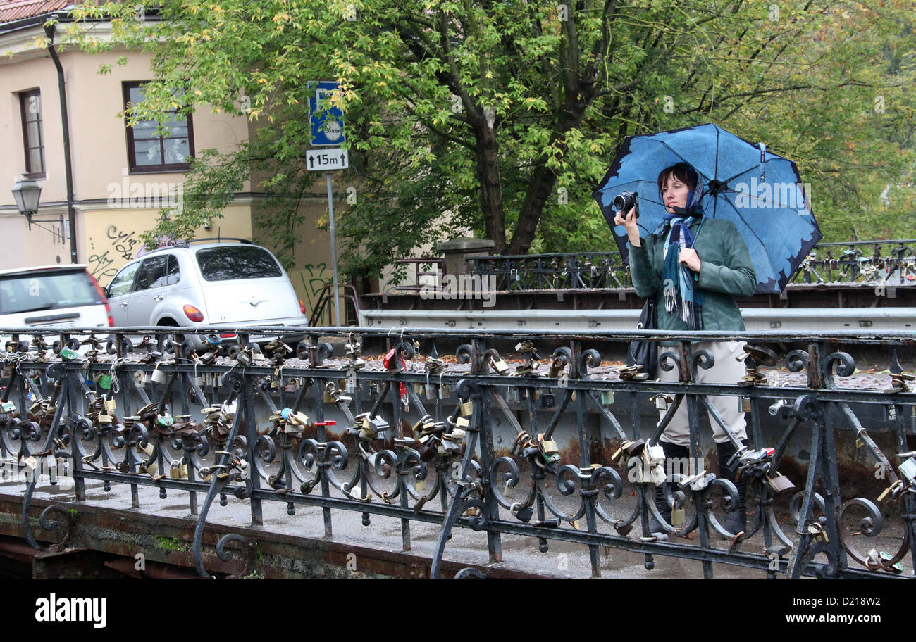 Les jetons de l'amour sur un pont traversant la rivière Vilnia à la frontière du quartier Uzupis à Vilnius Banque D'Images