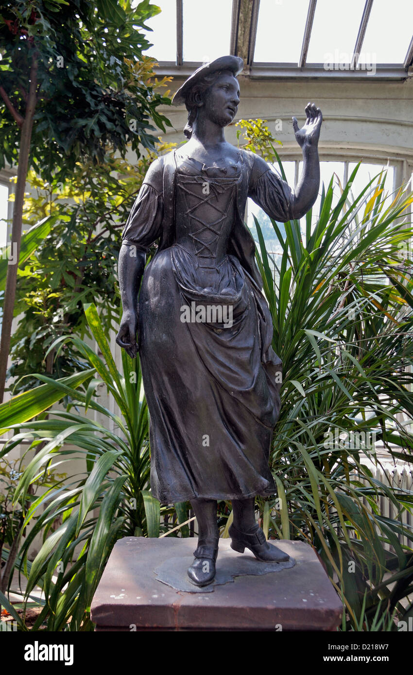 Statue "hepherdess' de John Cheere dans les zones tempérées, les Royal Botanic Gardens, Kew, Surrey, Angleterre. Banque D'Images