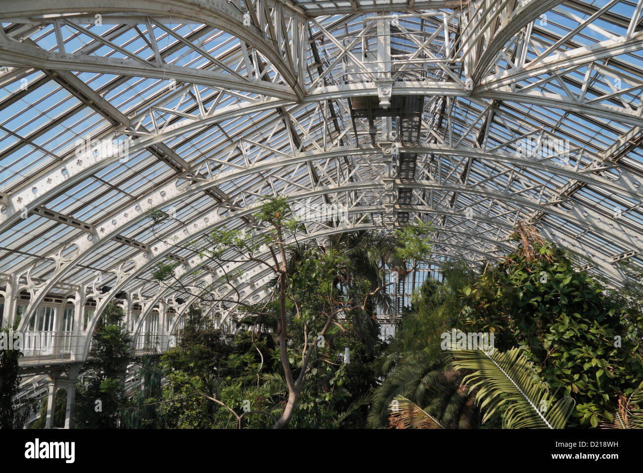 La ferronnerie interne de la Chambre des régions tempérées, les Royal Botanic Gardens, Kew, Surrey, Angleterre. Banque D'Images