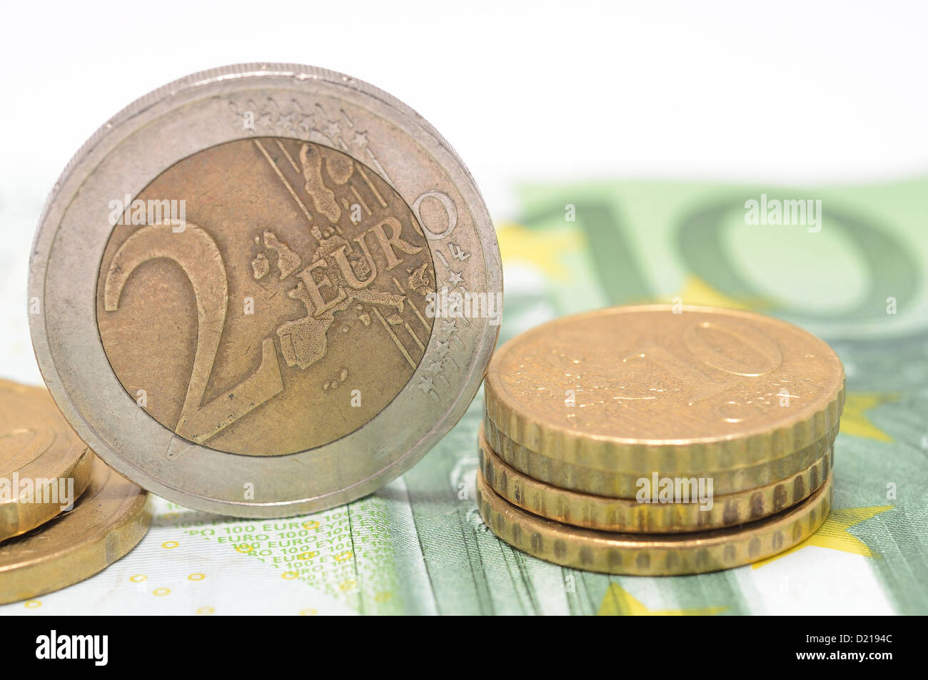 Les pièces en euros placés sur l'Euro bank note. Banque D'Images