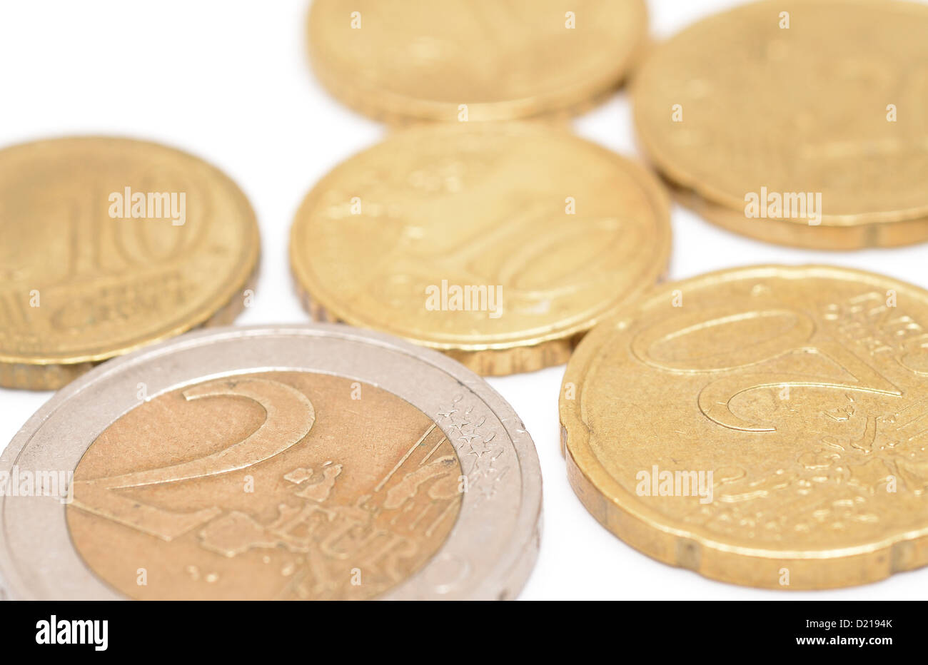 Les pièces en euros placés sur le fond blanc. Banque D'Images