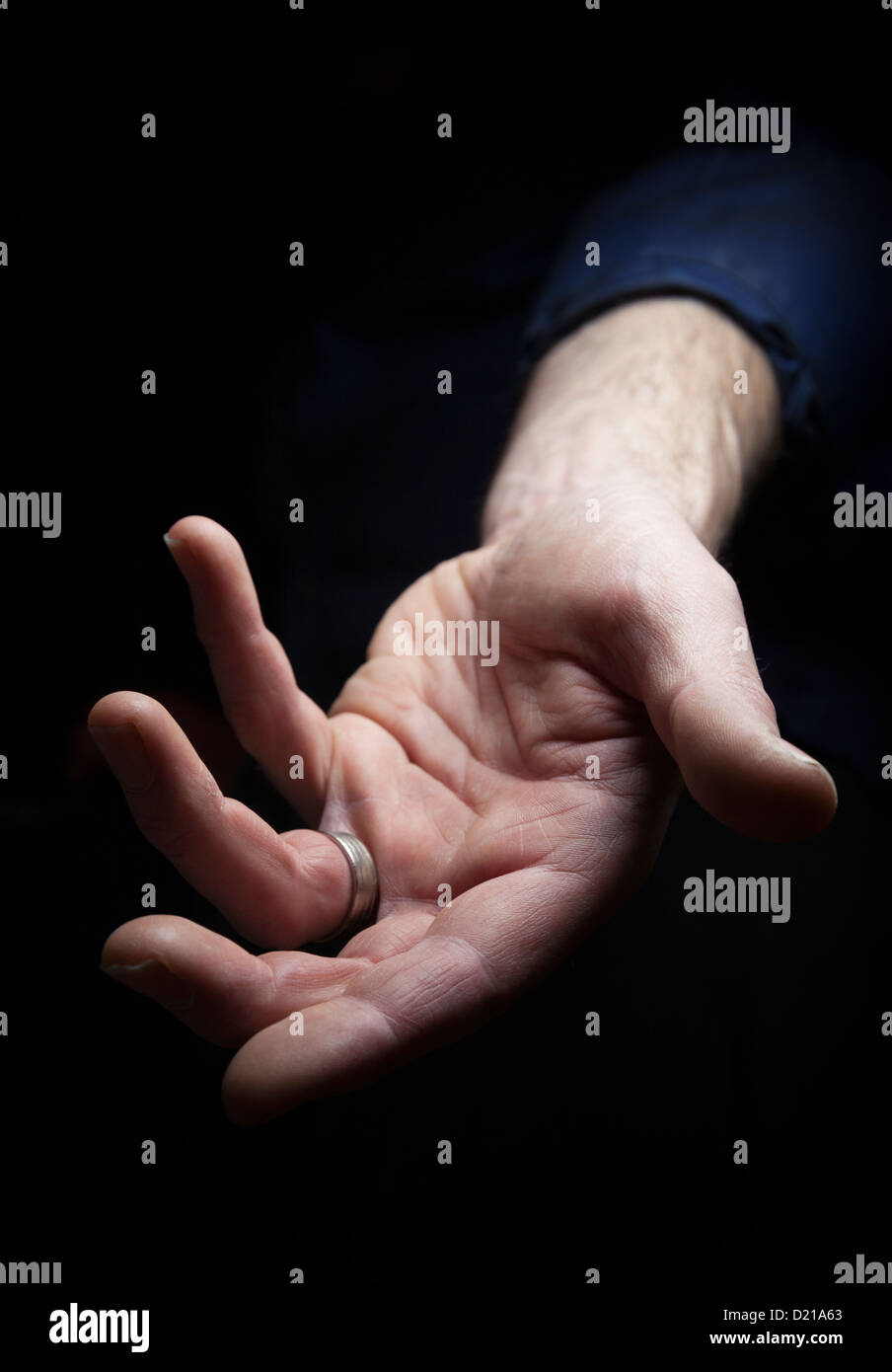 Une main pour aider quelqu'un. Banque D'Images