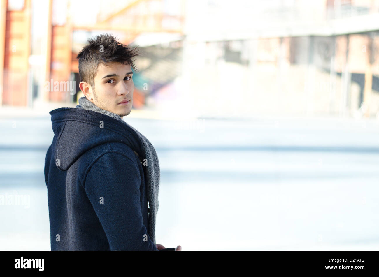 Beau jeune homme dans l'environnement urbain, copie grand-espace Banque D'Images