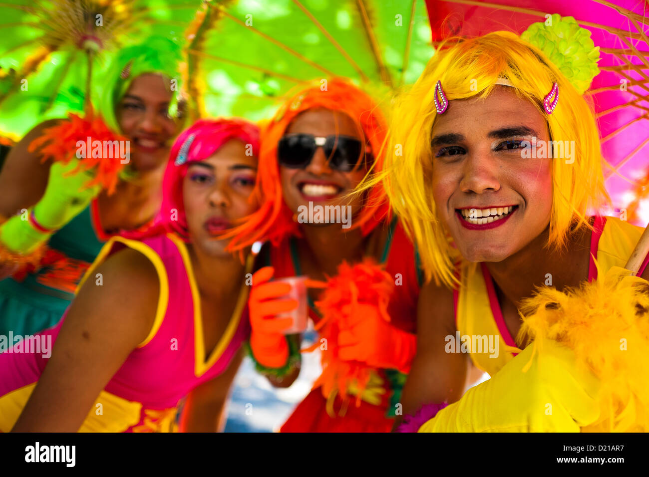 Les garçons du brésil, habillés en filles, effectuer pendant le carnaval street party à Copacabana, Rio de Janeiro, Brésil. Banque D'Images