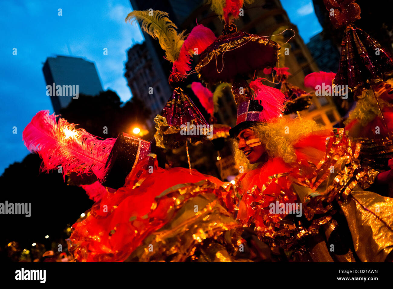 Les garçons du brésil, vêtus de costumes de fantaisie, effectuer au cours de la fête de rue du Carnaval à Rio de Janeiro, Brésil. Banque D'Images