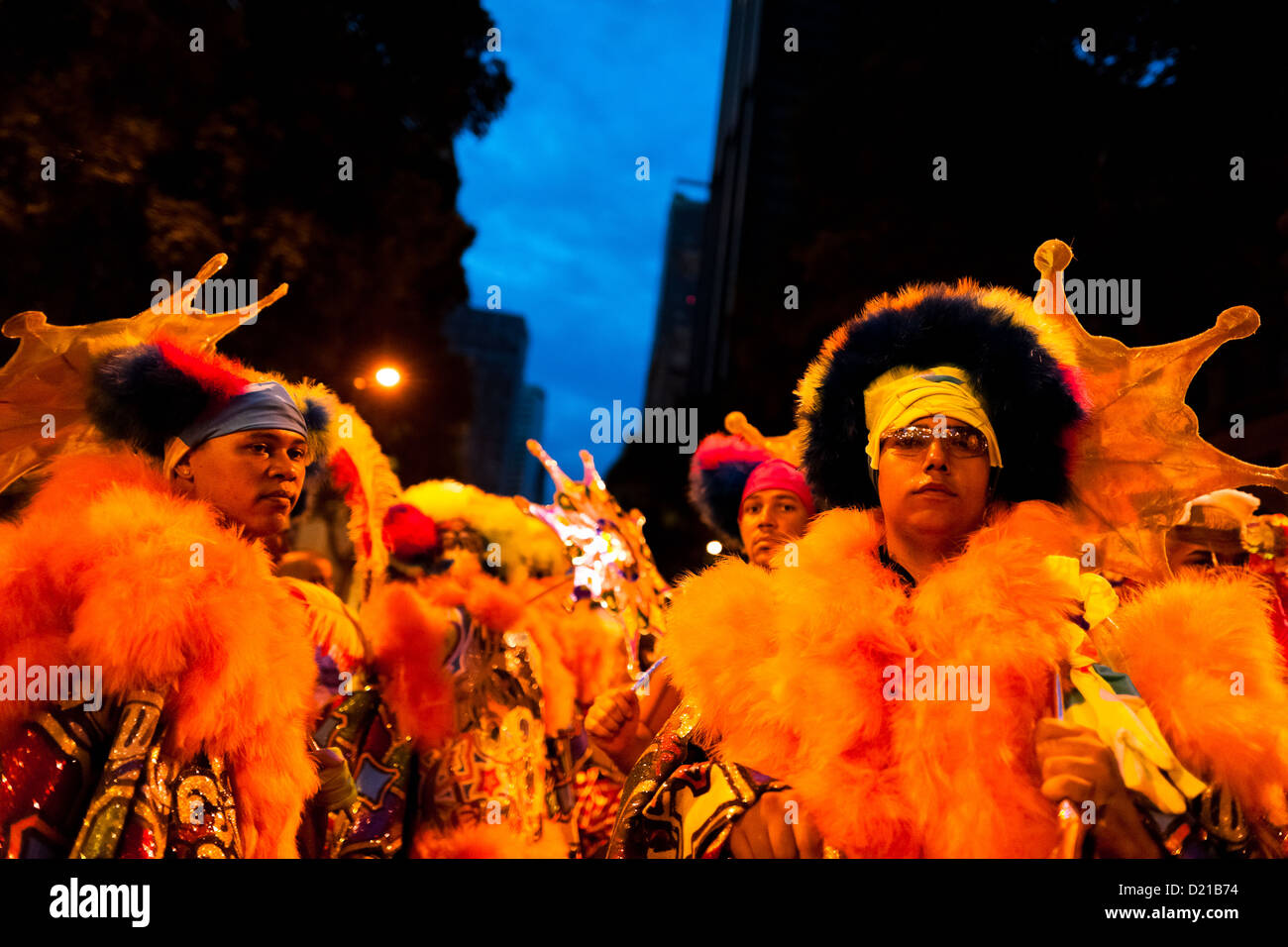 Les hommes du Brésil, vêtus de costumes de fantaisie, effectuer au cours de la fête de rue du Carnaval à Rio de Janeiro, Brésil. Banque D'Images