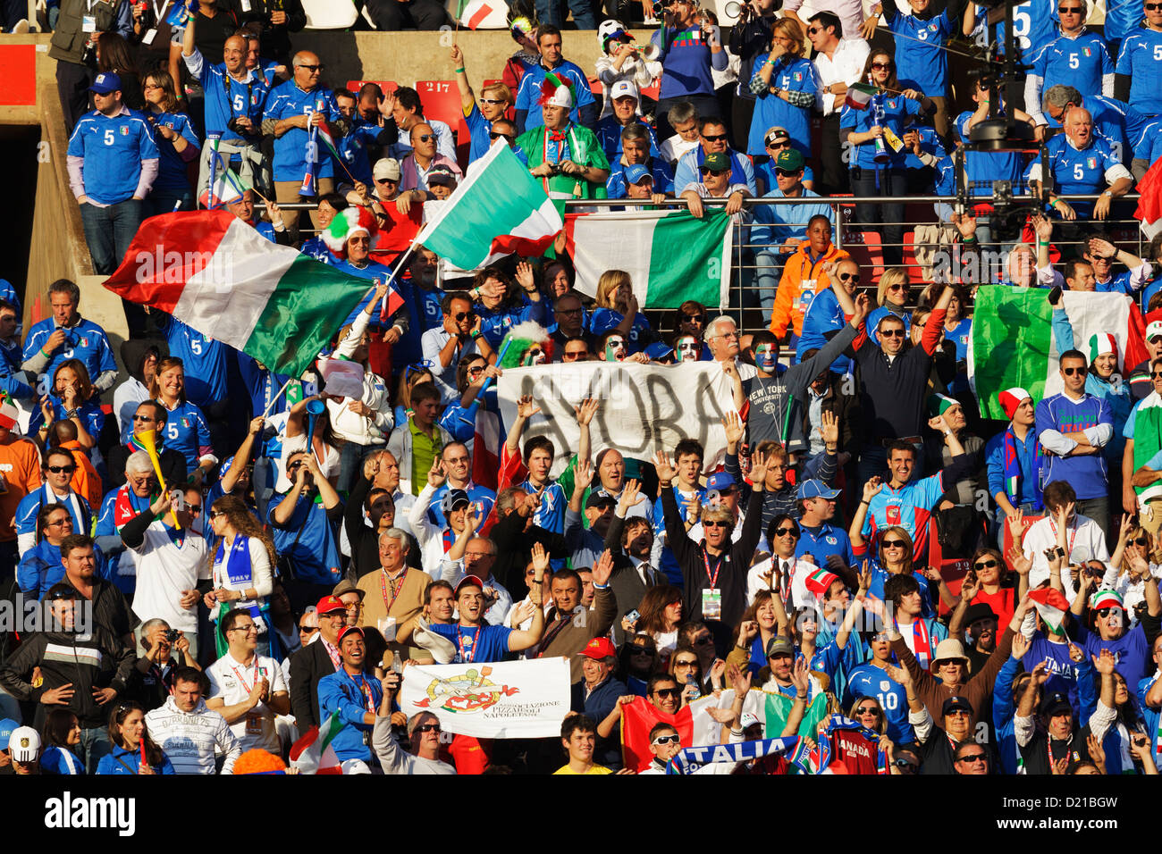 Le pack de spectateurs s'élève à Ellis Park Stadium pour la Coupe du Monde de football Groupe F match entre l'Italie et la Slovaquie. Banque D'Images