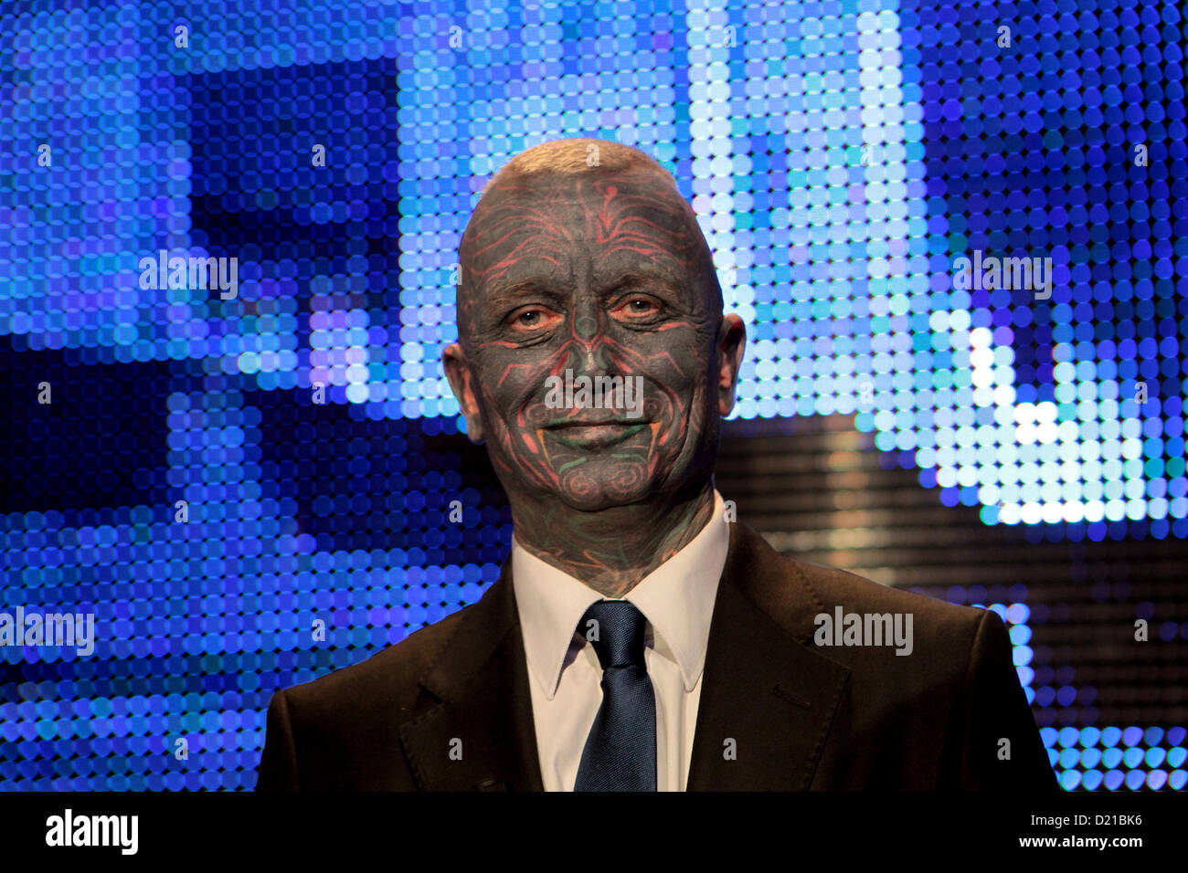 10 janv. 2013 Prague, République Tchèque. Le candidat à la présidence tchèque Vladimir Franz assiste à un dernier débat télévisé. Tatouage visage homme Banque D'Images