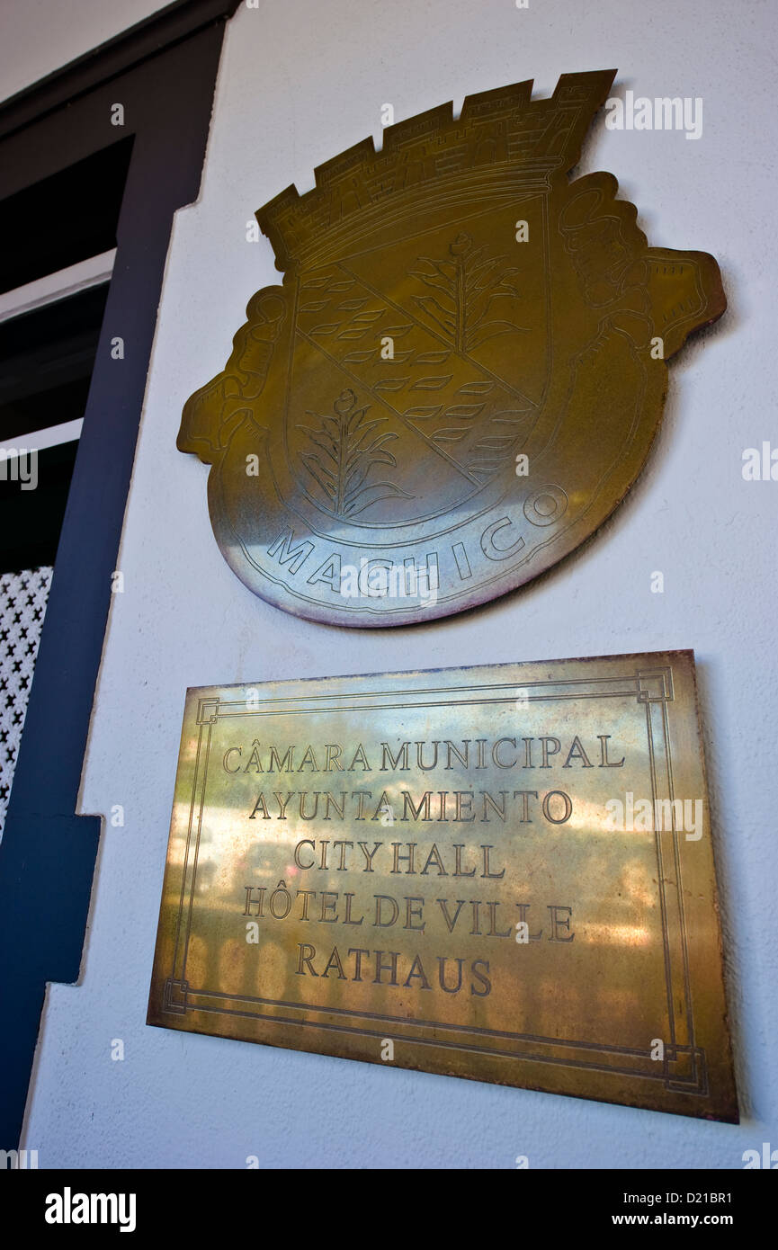 Nord-est de l'île de Madère, la ville et le port de Machico. Camara Municipal de Machico. Banque D'Images