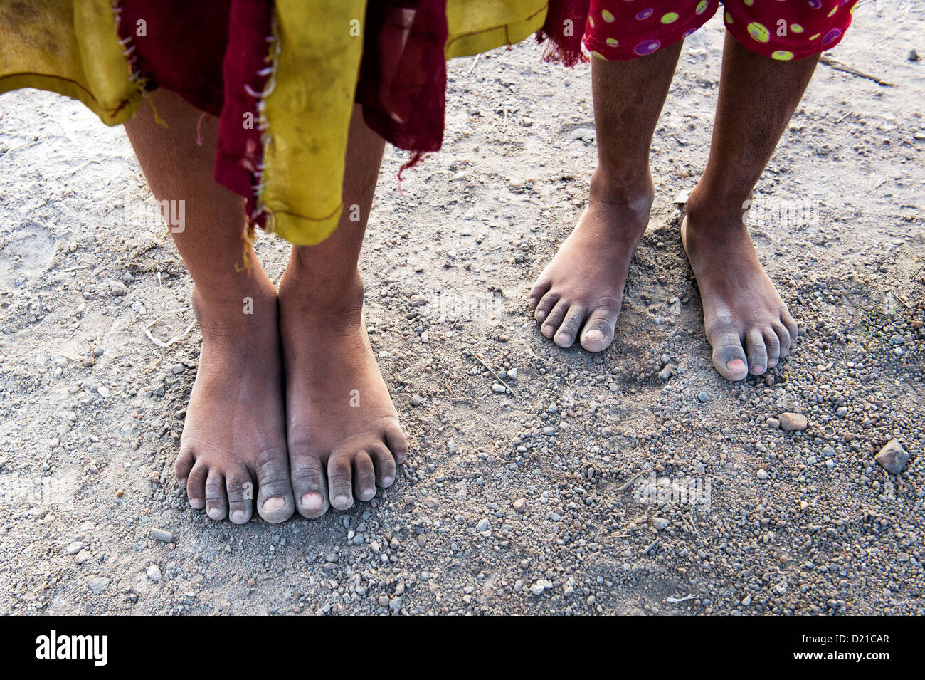 Les pieds nus de jeunes filles indiennes sur une piste poussiéreuse.  L'Andhra Pradesh, Inde Photo Stock - Alamy