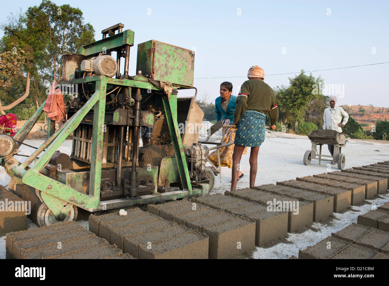 Les Indiens de faire des blocs de béton. L'Andhra Pradesh, Inde Banque D'Images