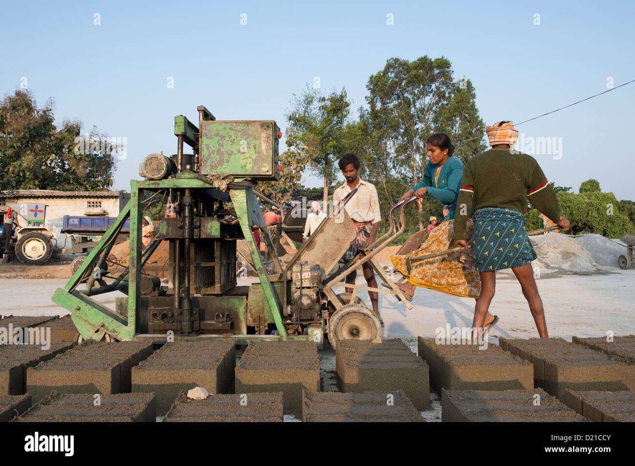 Les Indiens de faire des blocs de béton. L'Andhra Pradesh, Inde Banque D'Images