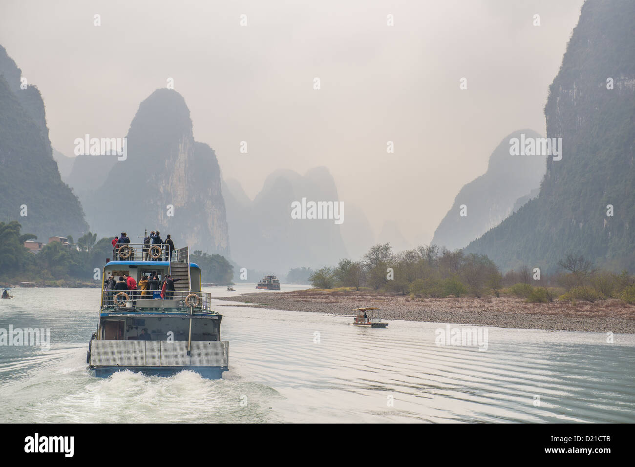 Bateau de croisière sur la rivière Li à Yangshuo Banque D'Images