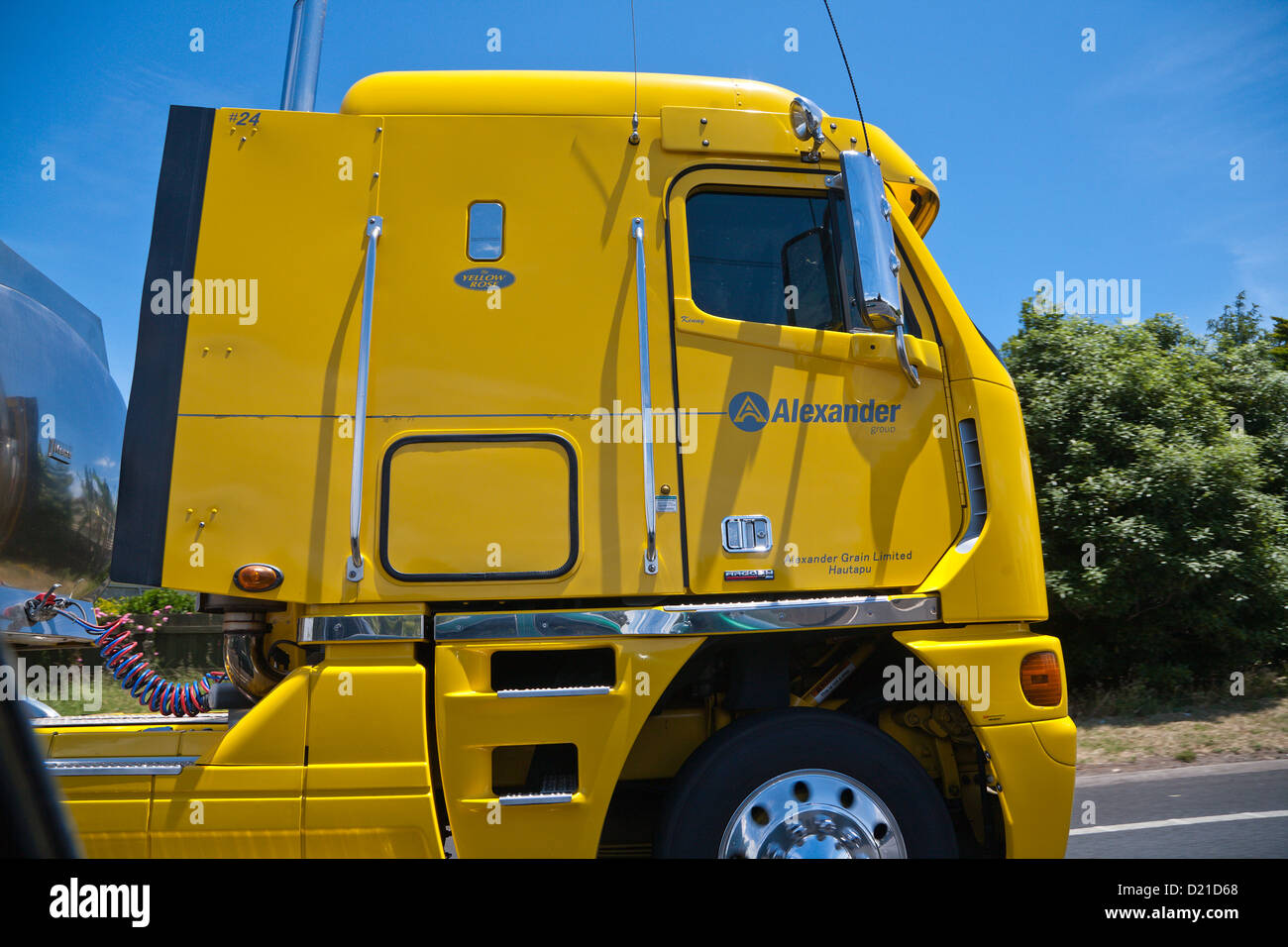 En passant un grand camion de transport. Auckland, île du Nord, en Nouvelle-Zélande. Banque D'Images