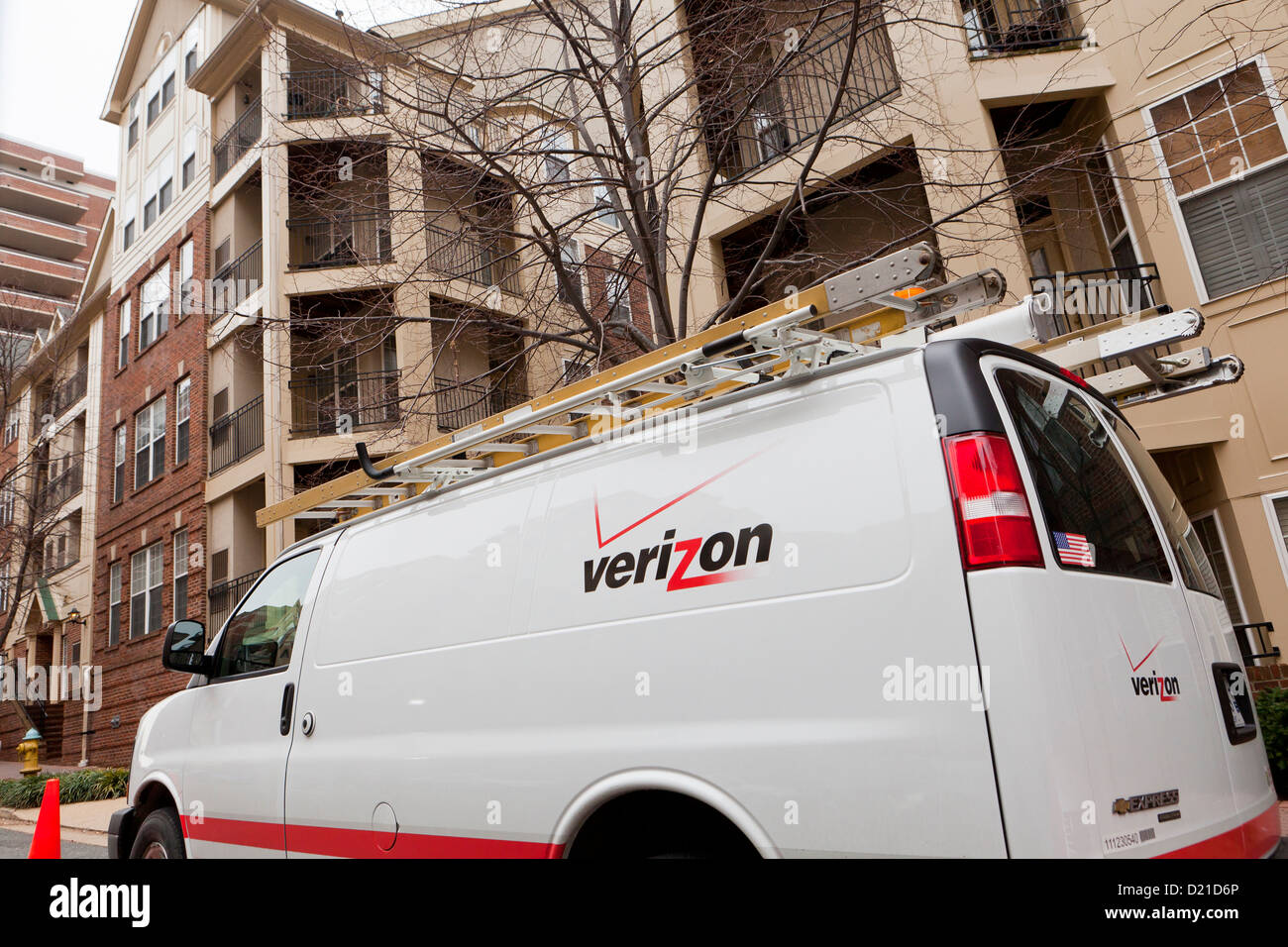 Service Verizon van en face de l'appartement immeuble Banque D'Images