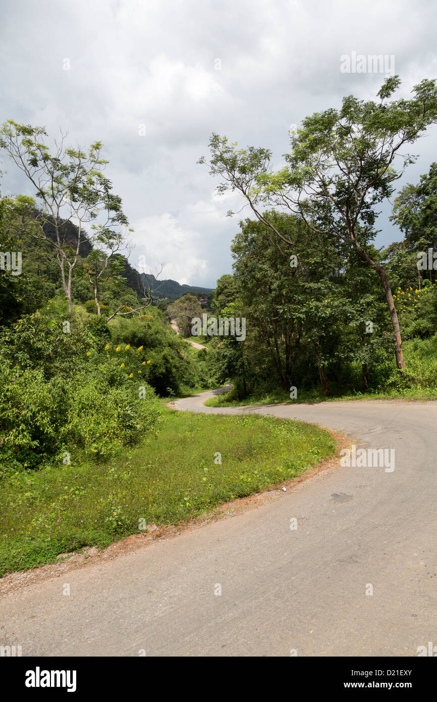 Route sinueuse dans la campagne de la province de Chiang Mai, Thaïlande du nord Banque D'Images