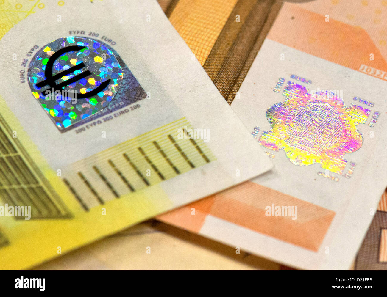 Les faux billets étaient confisquées à la Banque Fédérale Allemande à Francfort-sur-Main, Allemagne, 09 janvier 2013. Dans ce cas, un signe "euro" est coupé du papier d'emballage imprimé de la même manière et est collé sur un soi-disant "ounvenir note' de l'Ukraine (L) et une note de 50 euros avec un faux hologramme. La Banque fédérale de 41 500 faux billets de banque. Le plus souvent ils ont été de 20 euros. Photo : BORIS ROESSLER Banque D'Images