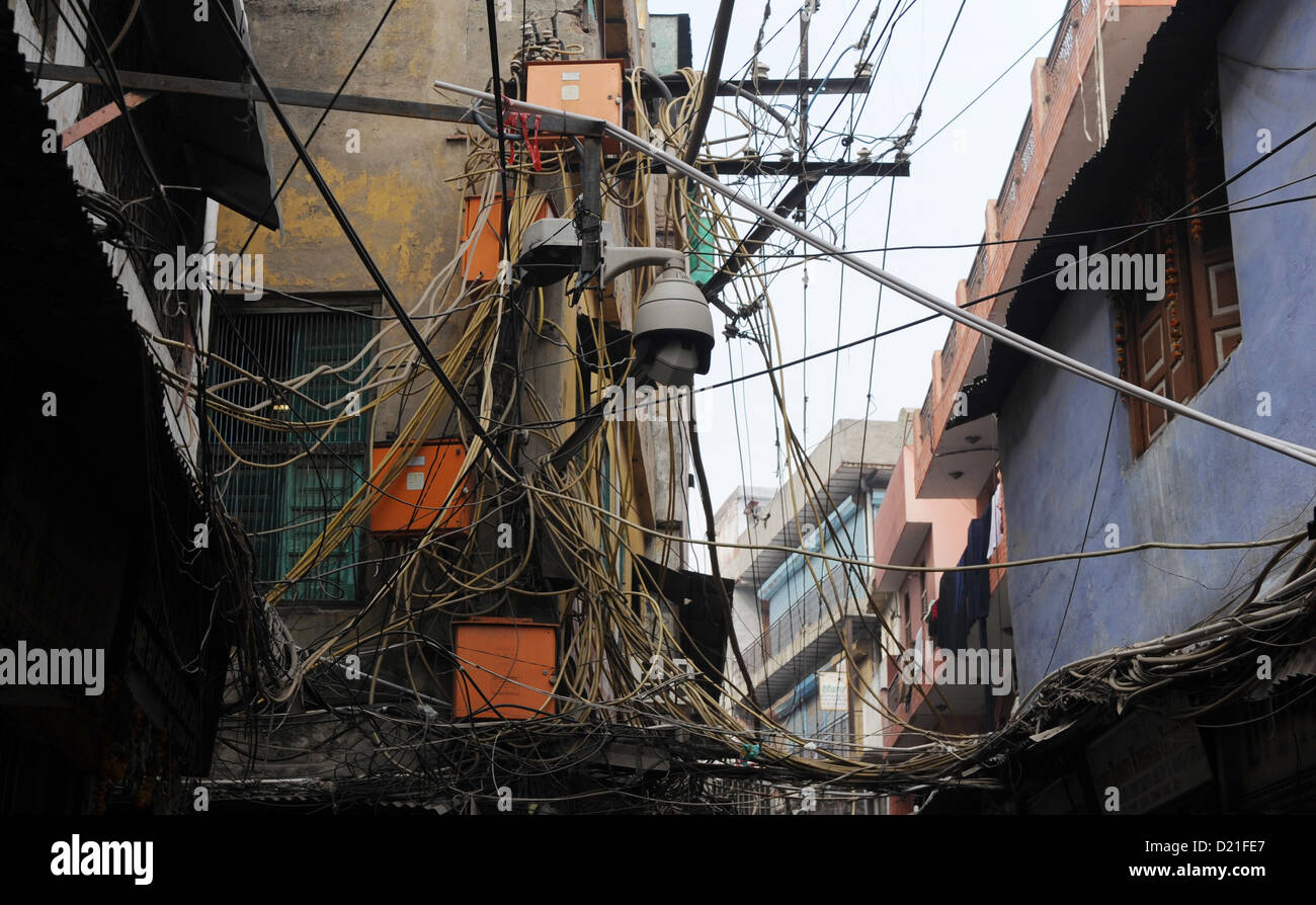 Vue sur la vieille ville de Delhi avec un fouillis de câbles électriques et téléphoniques et une caméra de surveillance à New Delhi, Inde, 23 novembre 2012. Photo : Jens Kalaene Banque D'Images