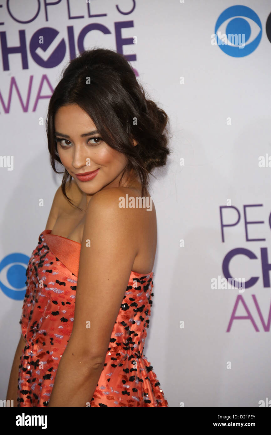 L'actrice canadienne / Shannon modèle Ashley aka Shay Mitchell arrive à la 39e People's Choice Awards annuels à Nokia Theater à Los Angeles. Vivre à Los Angeles, USA, le 09 janvier 2013. Photo : Hubert Boesl/dpa Banque D'Images