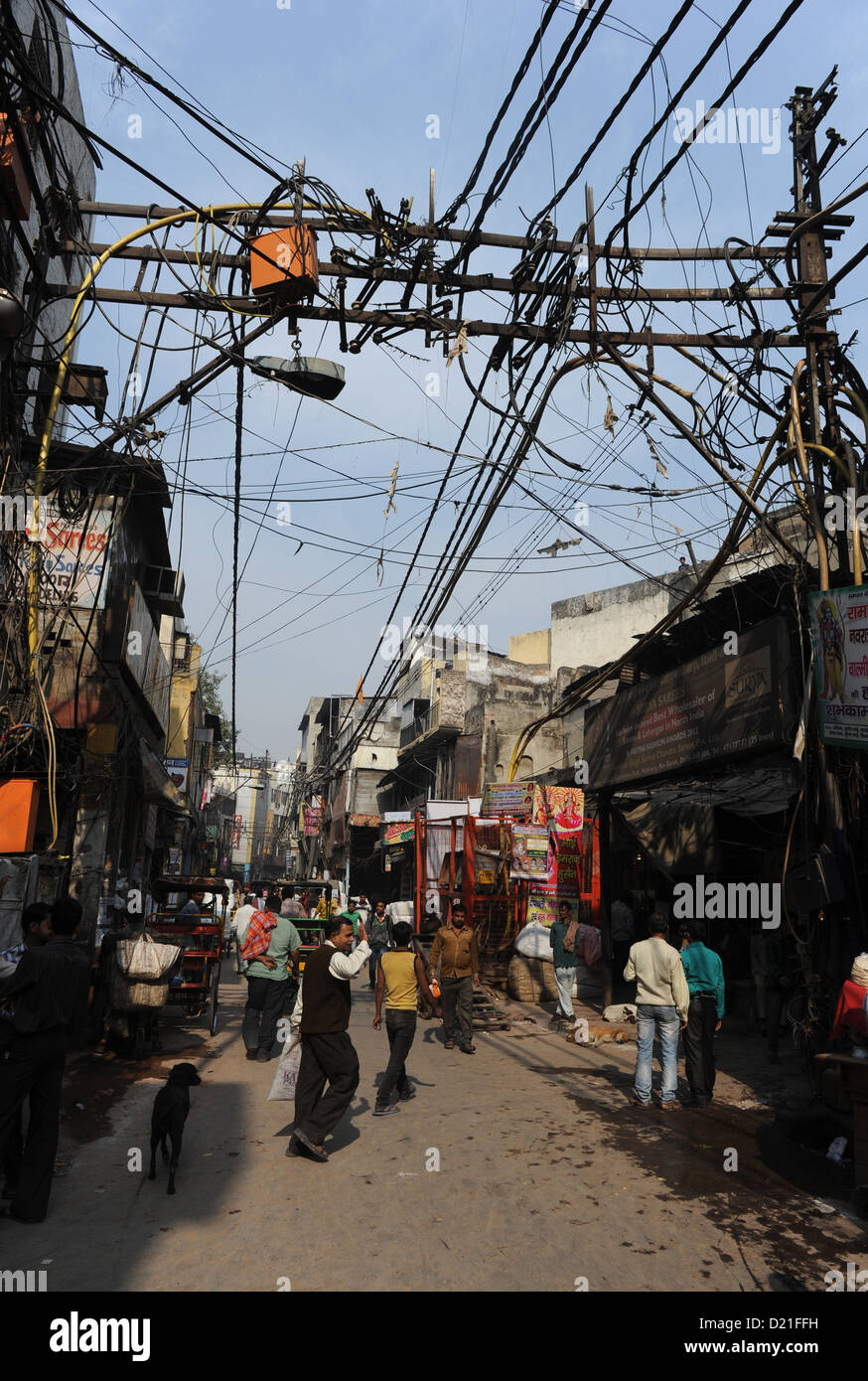 Vue sur la vieille ville de Delhi avec un fouillis de câbles électriques et téléphoniques et une caméra de surveillance à New Delhi, Inde, 23 novembre 2012. Photo : Jens Kalaene Banque D'Images