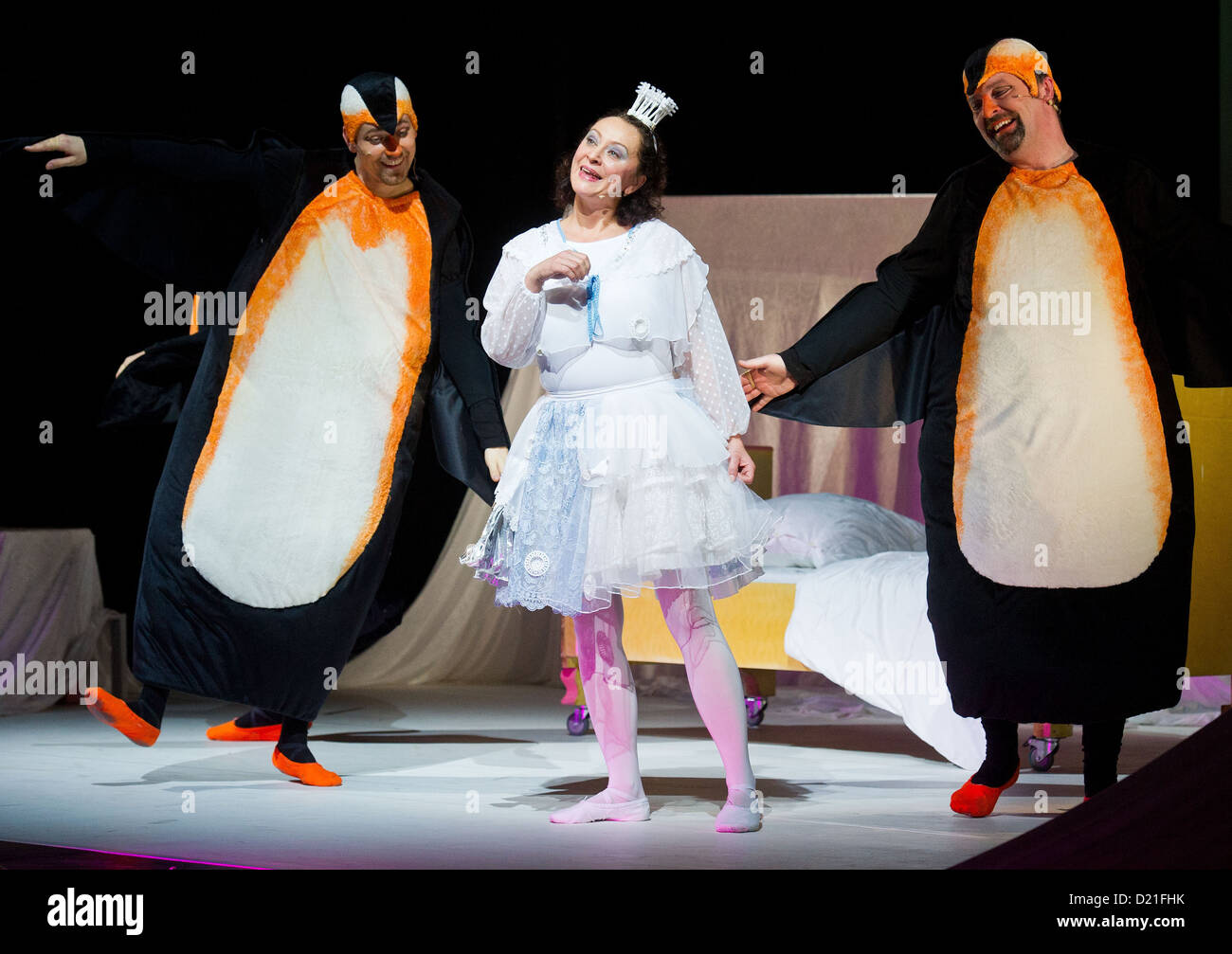 Les acteurs de l'Ensemble national sorabe à Bautzen, effectuer le morceau 'chneeflöckchen - Vogelhochzeit' (flocon - Le mariage d'oiseaux) sur la scène du théâtre d'Etat à Cottbus, Allemagne, 10 janvier 2013. Snezenka (flocon de neige), qui a été conduit à l'Antartique par un vent de tempête, répond à trois pingouins drôle Schnebl, Scott et Amundsen, là. Elle raconte les habitants de la continent glacé de l'hiver la joie en Lusace. Environ 600 enfants sont venus à la première exécution. Photo : Patrick Pleul Banque D'Images