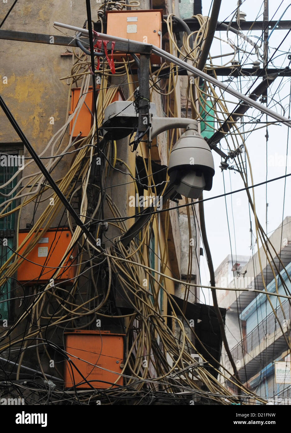 Vue sur la vieille ville de Delhi avec un fouillis de câbles électriques et téléphoniques et une caméra de surveillance à New Delhi, Inde, 23 novembre 2012. Photo : Jens Kalaene Banque D'Images