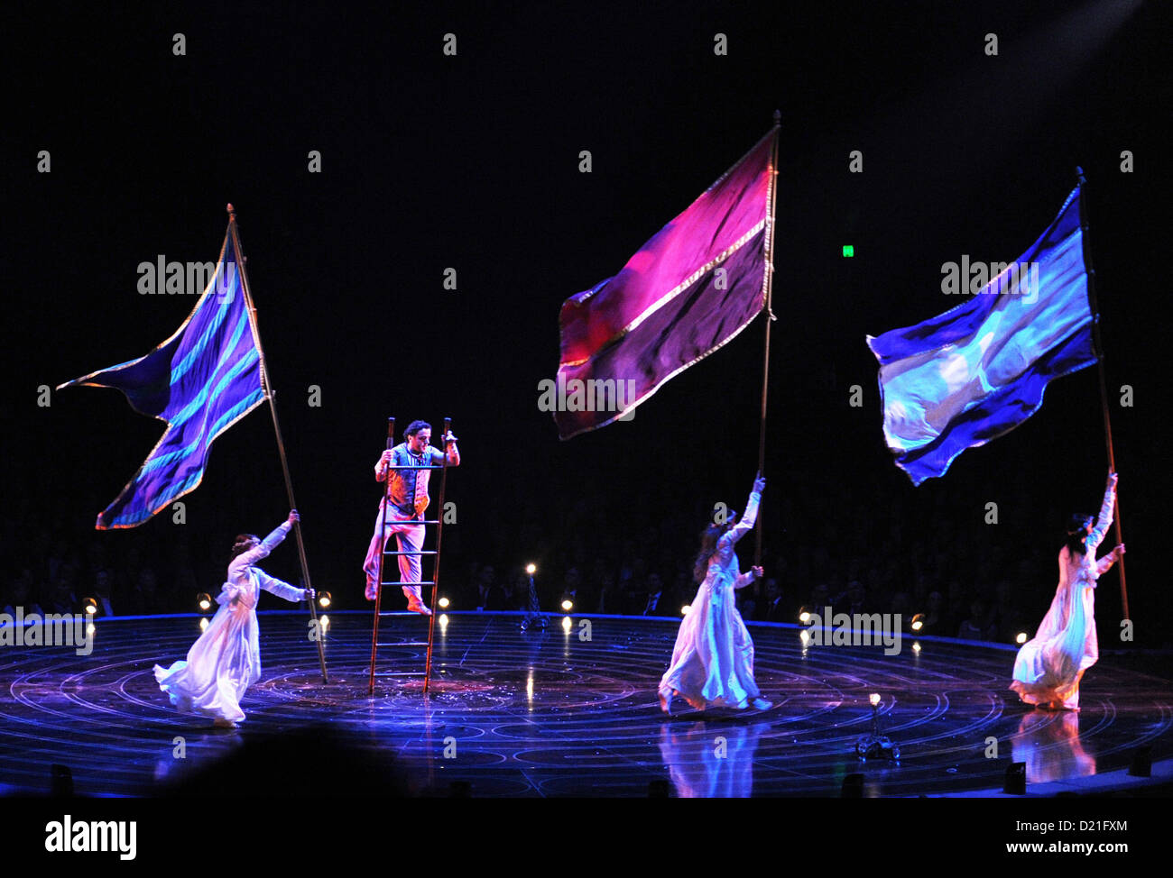 Les artistes du Cirque du Soleil joue sur la scène pendant le nouveau spectacle 'Corteo' à Hambourg, Allemagne, 09 janvier 2013. Photo : Angelika Warmuth (ATTENTION - usage éditorial uniquement) Banque D'Images