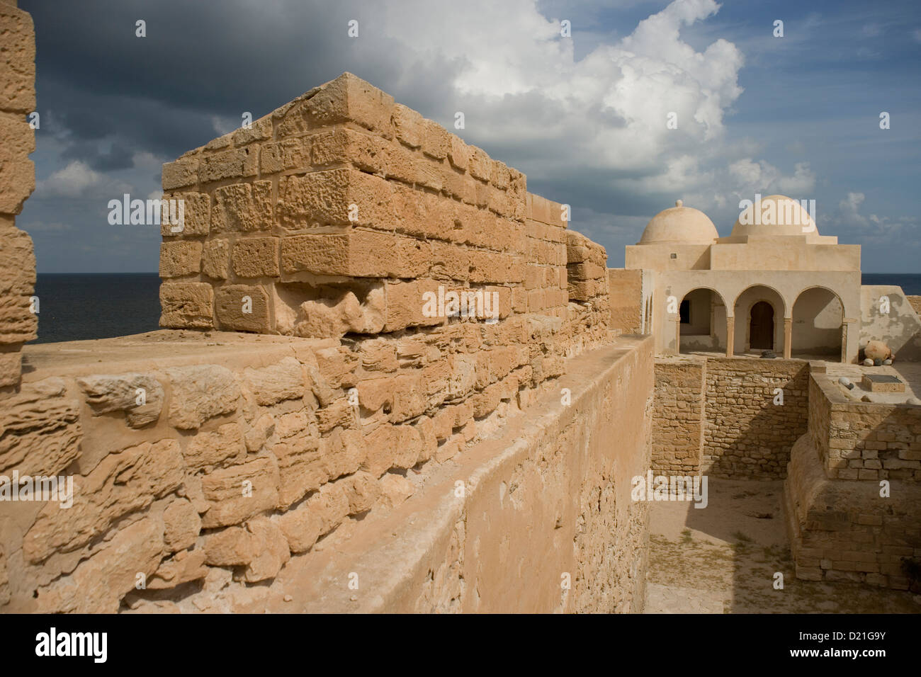 Mosquée dans le Fort de Borj Ghazi Mustapha sur l'île de Djerba en Tunisie Banque D'Images