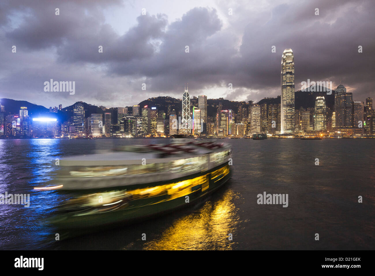 Skyline de l'île de Hong Kong et Star Ferry de nuit, l'île de Hong Kong, Hong Kong, Chine, Asie Banque D'Images