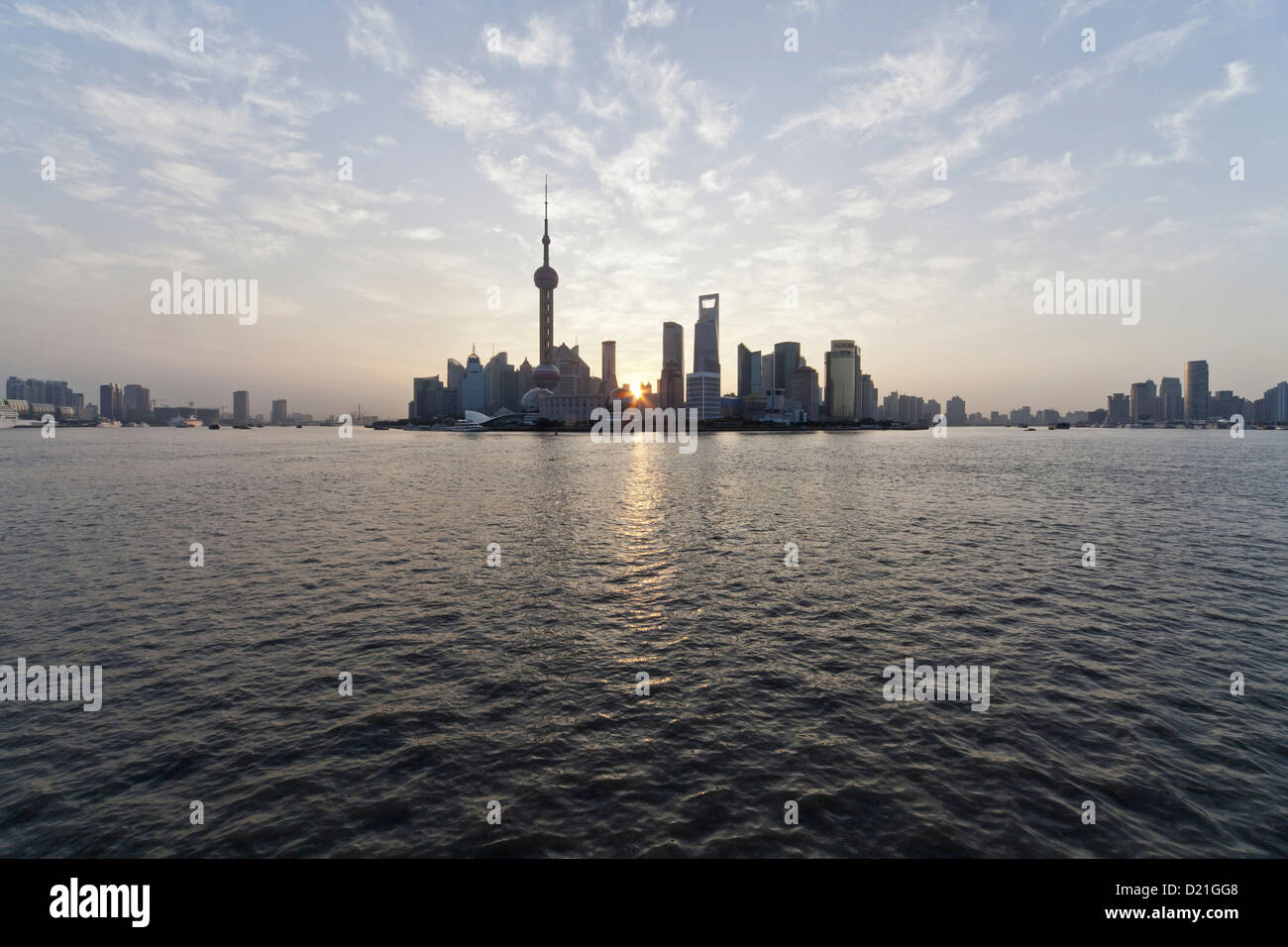 L'horizon de Pudong à la rivière Huangpu au lever du soleil, Pudong, Shanghai, Chine, Asie Banque D'Images