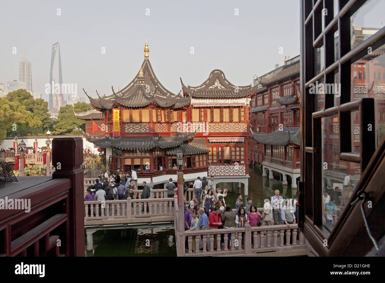 Les gens sur un pont en face de la maison de thé Huxinting au Jardin de Yu Yuan, Shanghai, Chine, Asie Banque D'Images