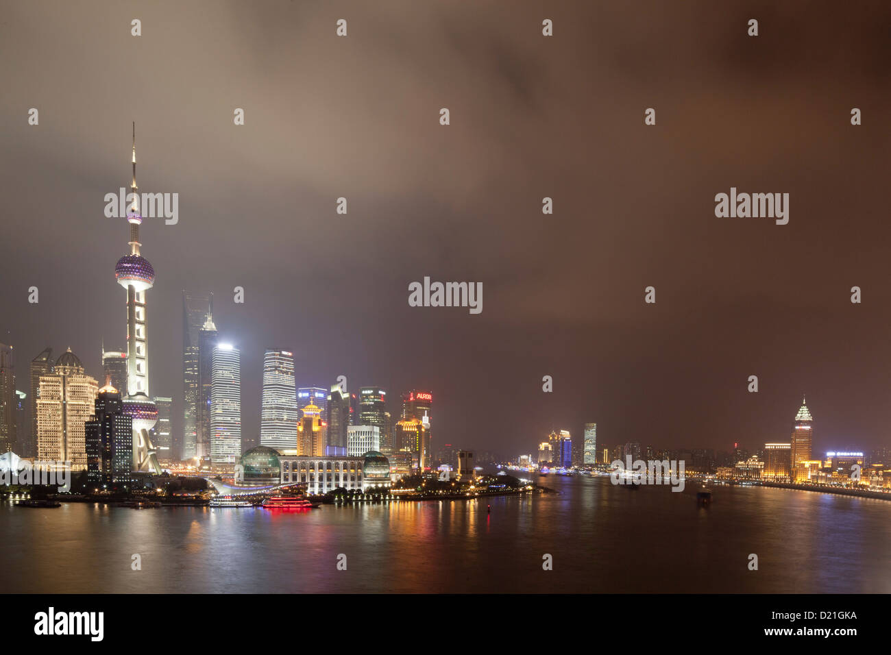 L'horizon de Pudong à la rivière Huangpu dans la nuit, Shanghai, Chine, Asie Banque D'Images