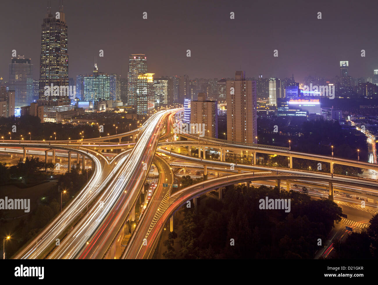 Carrefour de l'autoroute urbaine Chongqing Zhong Lu et Yan'an Dong Lu la nuit, Shanghai, Chine, Asie Banque D'Images