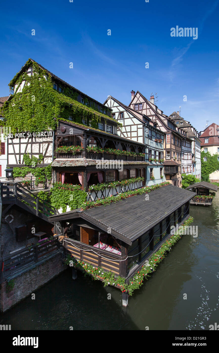 Le restaurant Au Pont Saint Martin et maisons à colombages le long du canal de la Petite France, Strasbourg, Alsace, France, Banque D'Images
