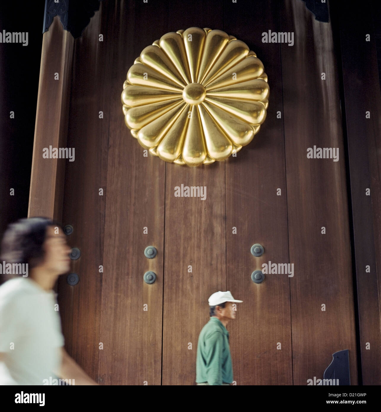 Les visiteurs entrent par l'entrée principale du temple Yasukuni à Tokyo, Japon Banque D'Images