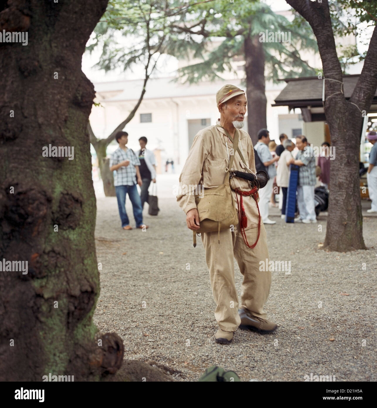 Un homme en uniforme de l'Armée impériale japonaise dans le sanctuaire de Yasukuni à Tokyo, Japon Banque D'Images