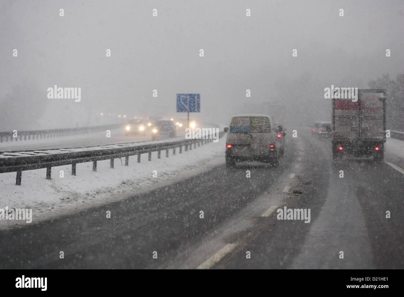 Gdynia, Pologne, 11 janvier 2012 après quelques jours de beau temps, l'hiver revient en Pologne. Les fortes chutes de neige ont paralysé la circulation sur le ring de Tri-City et Gdynia les rues de la ville. Banque D'Images