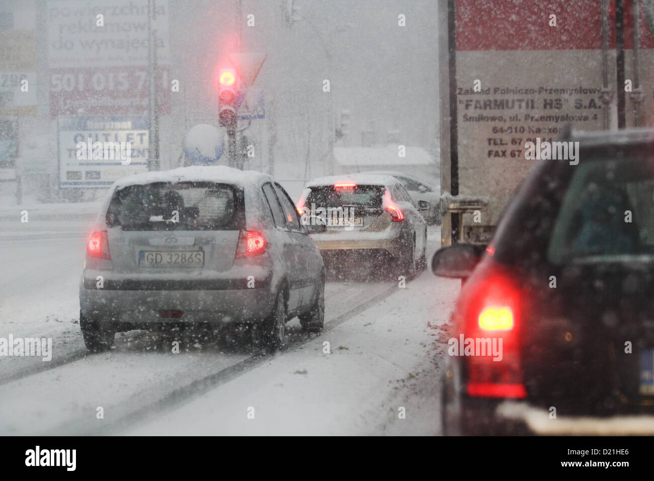 Gdynia, Pologne, 11 janvier 2012 après quelques jours de beau temps, l'hiver revient en Pologne. Les fortes chutes de neige ont paralysé la circulation sur le ring de Tri-City et Gdynia les rues de la ville. Banque D'Images